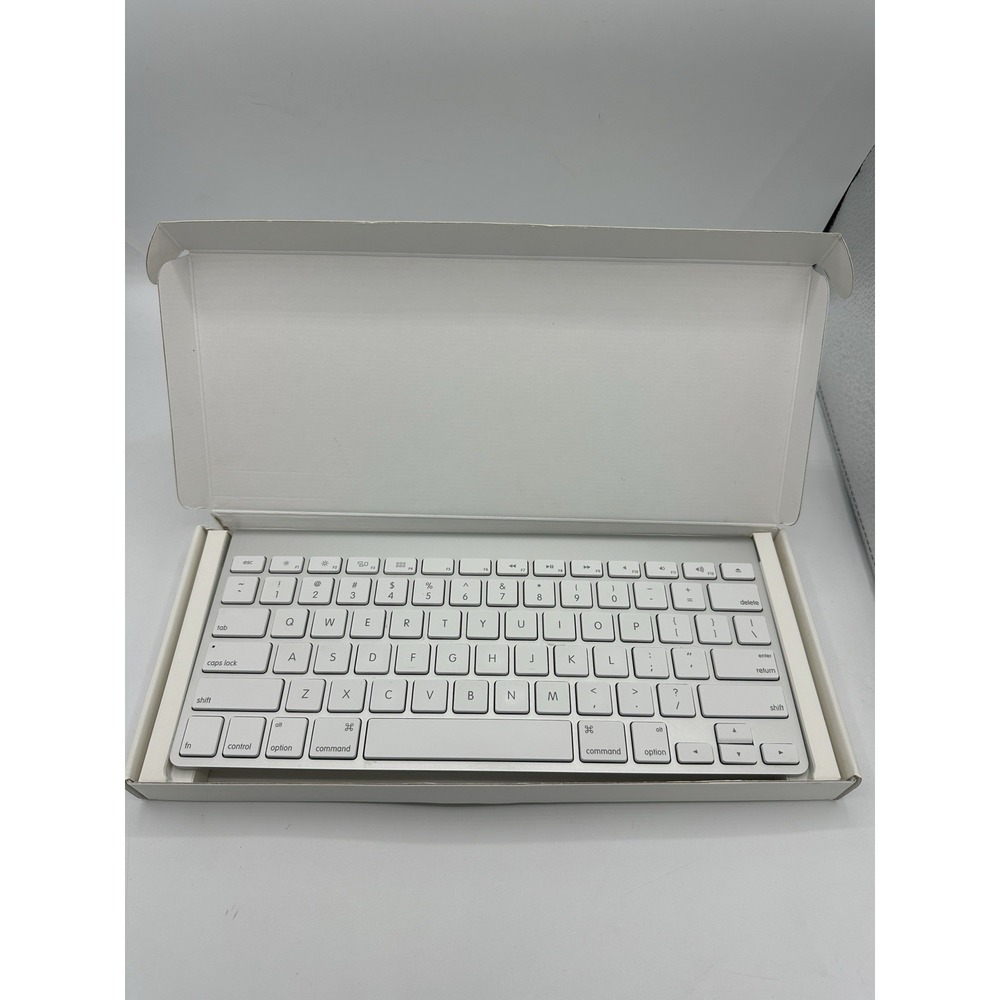 Apple Wireless Keyboard A1314 MC184LL/B Bluetooth Silver w/ Original Box Tested